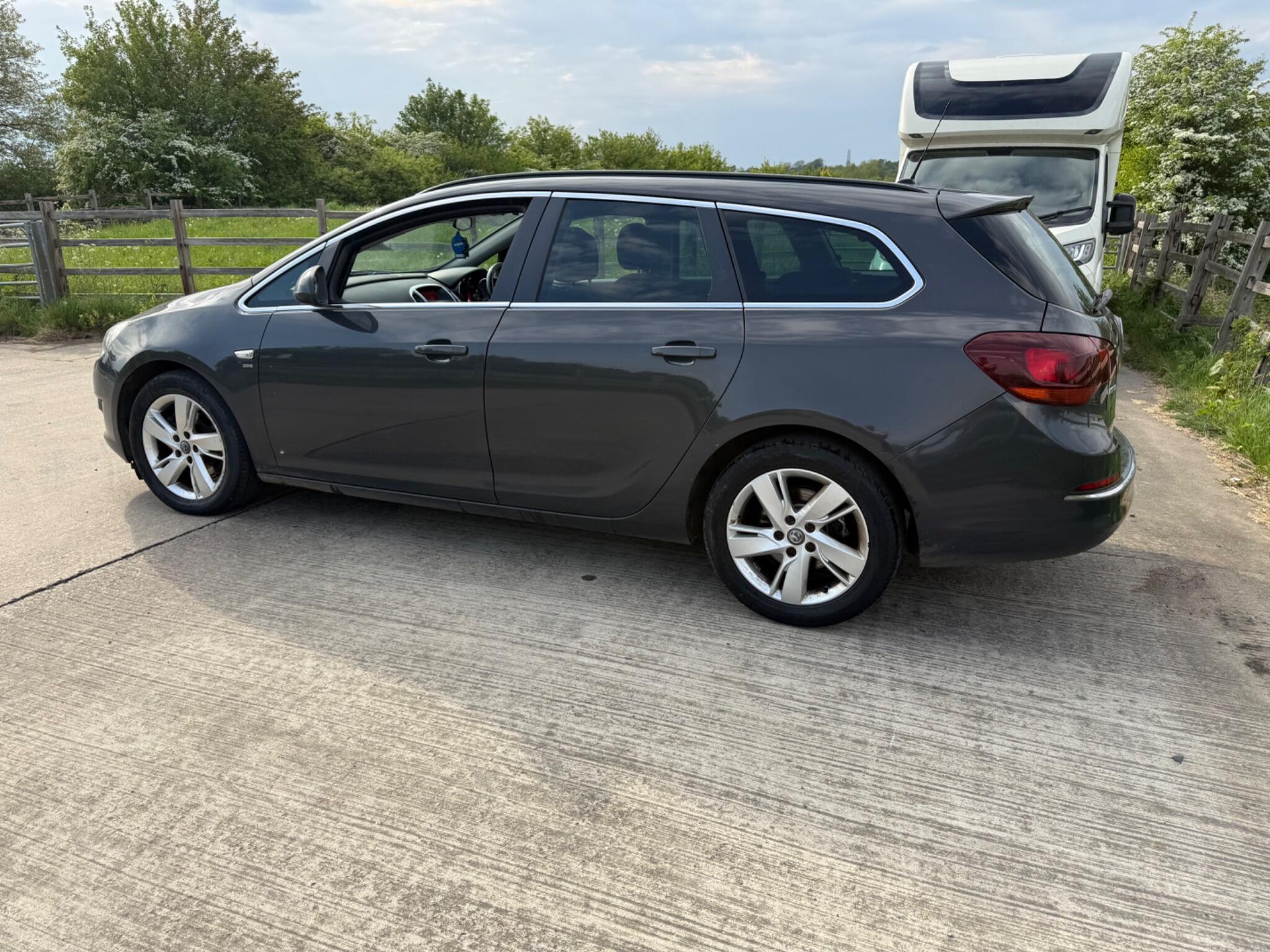 Vauxhall Astra 1.7 CDTi ecoFLEX SRi Sports Tourer Euro 5 5dr — photo 63 of 86